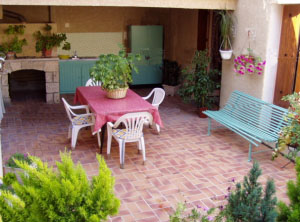 la terrasse commune avec salon de jardin