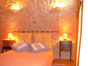 La mezzanine avec 1 lit 2 personnes, les draps sont fournis)