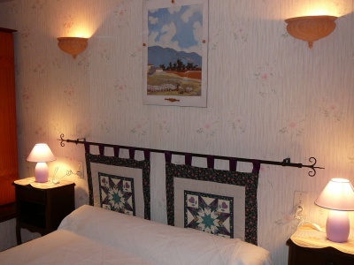 la chambre avec grand lit