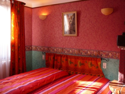 la chambre avec 2 petits lits
