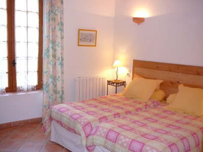 2 lits en 90 dans cette chambre