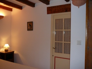 Porte donnant sur la salle de bains