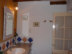 Salle de bains de la 1&egrave;re chambre 