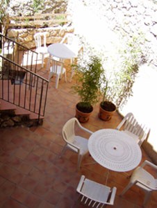 Cour commune avec salon de jardin de la location vacances