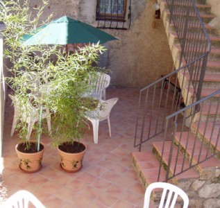 Cour commune avec salon de jardin 