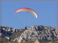 Sport a&eacute;rien parapente au d&eacute;part de Moustiers