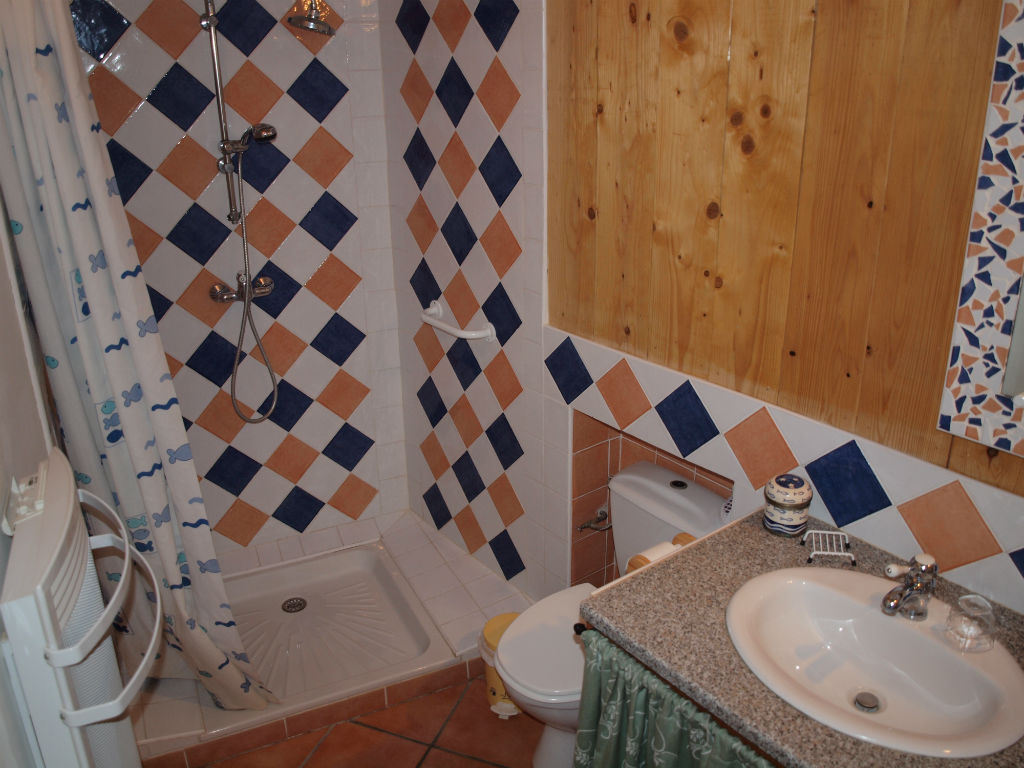 Salle de bains toilettes chambre grand lit