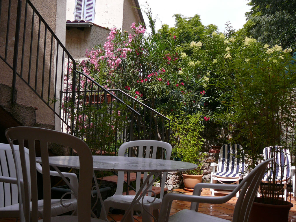 Terrasse avec salon de jardin
