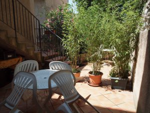 Terrasse commune avec salon de jardin