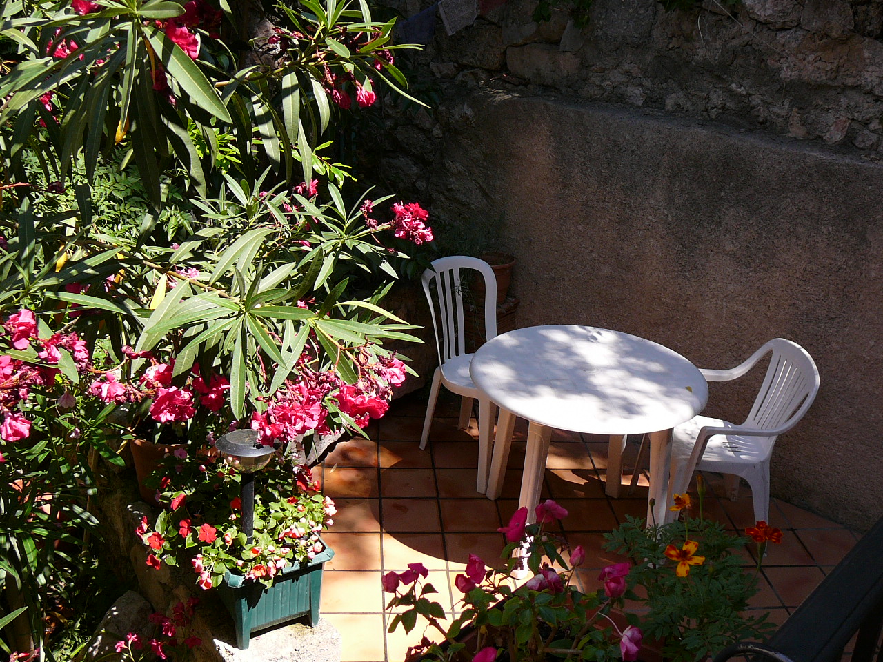 Terrasse avec salon de jardin de la location