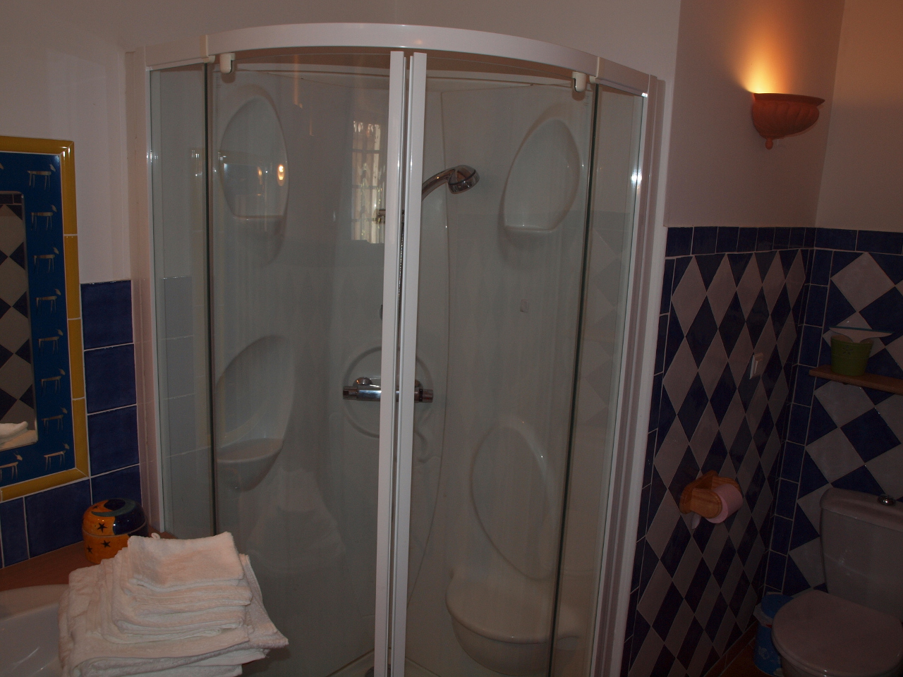 Douche de la chambre avec 2 lits