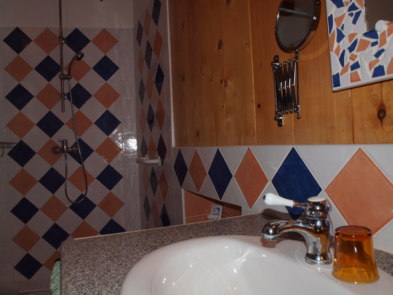 Salle de bains toilettes chambre grand lit