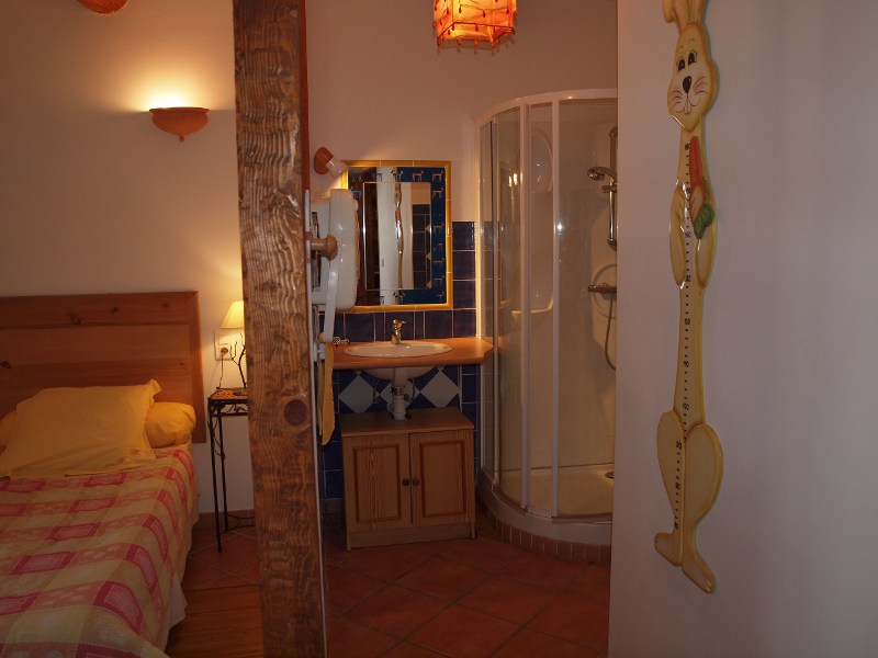 Salle de bains toilettes chambre à 2 lits