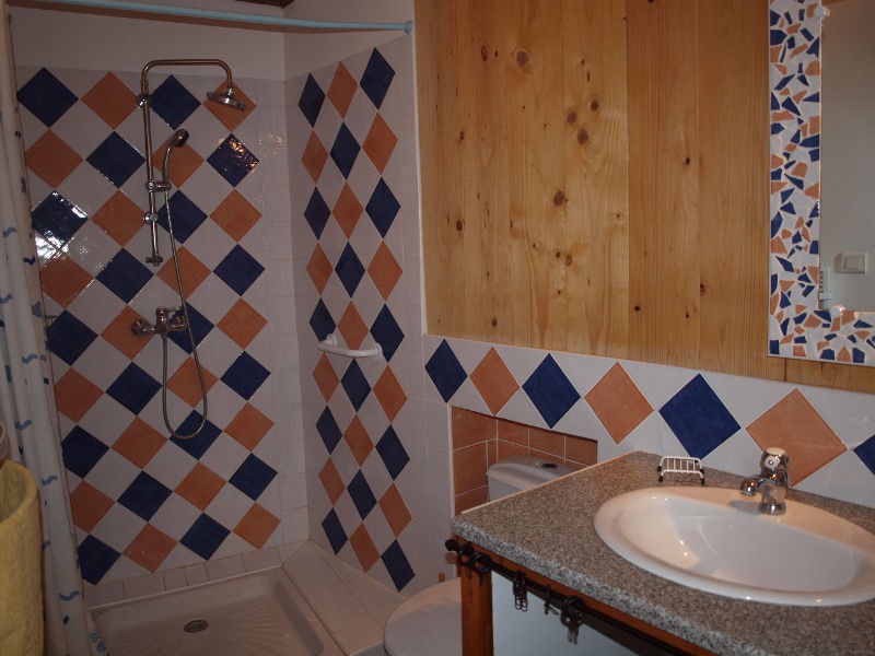 Salle de bains toilettes chambre grand lit
