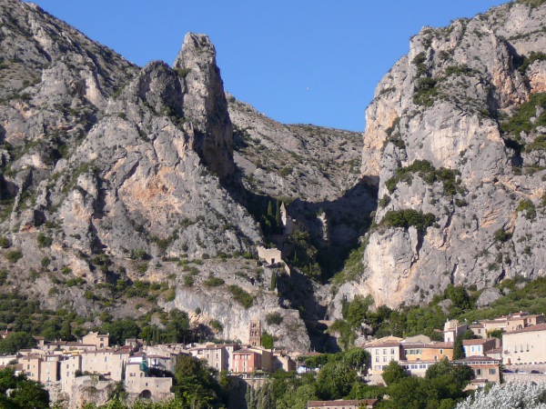 Moustiers Sainte Marie village perché de Haute-Provence, vidéo