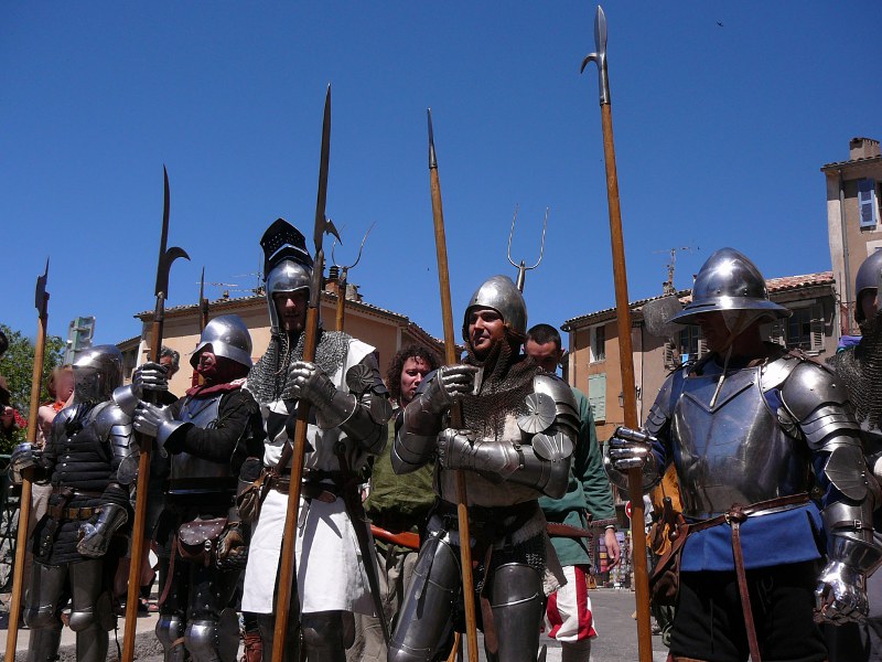 Les chevaliers à pied sur le pont de Moustiers Ste Marie