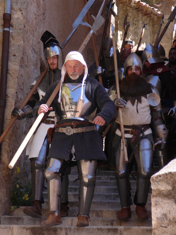 Arrivée des chevaliers dans les rues de Moustiers Ste Marie