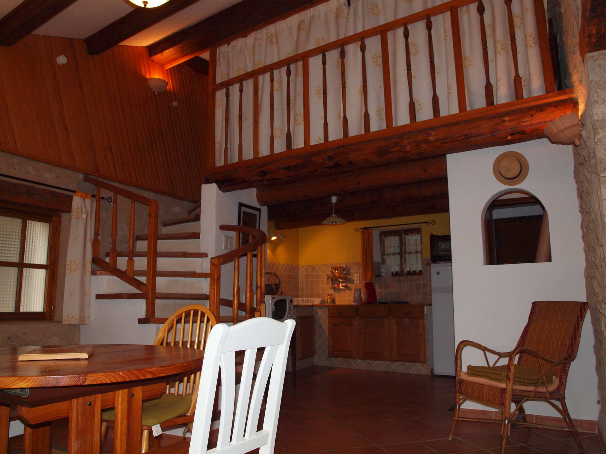 Salle à manger cuisine location de vacances pour 2 personnes