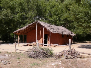 Construction de maison préhistorique au Musée de préhistoire des Gorges du Verdon à Quinson